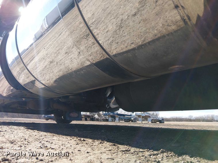 image for item FK0695 2022 Peterbilt 389  semi truck