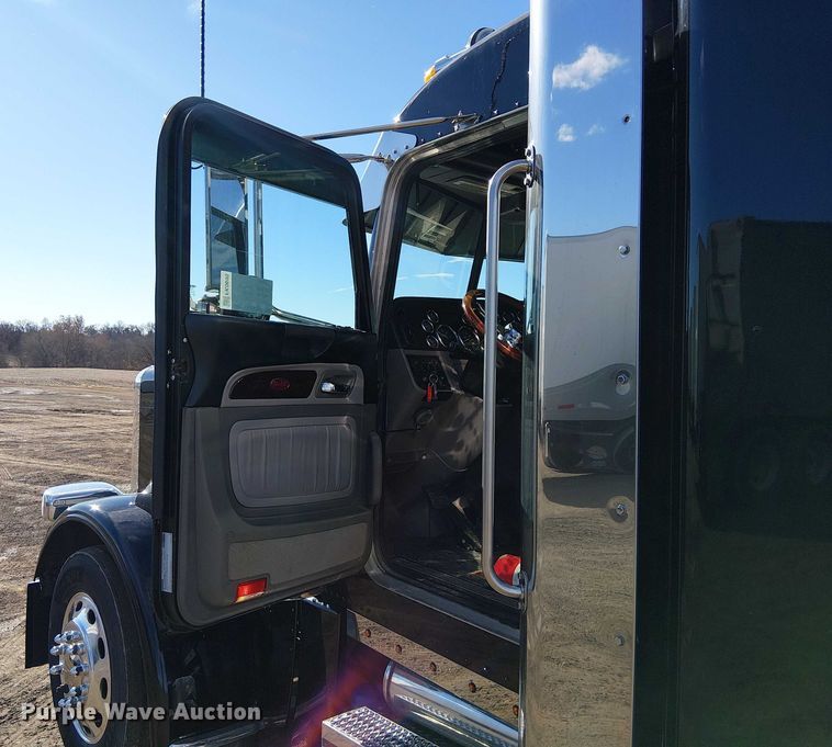 image for item FK0695 2022 Peterbilt 389  semi truck