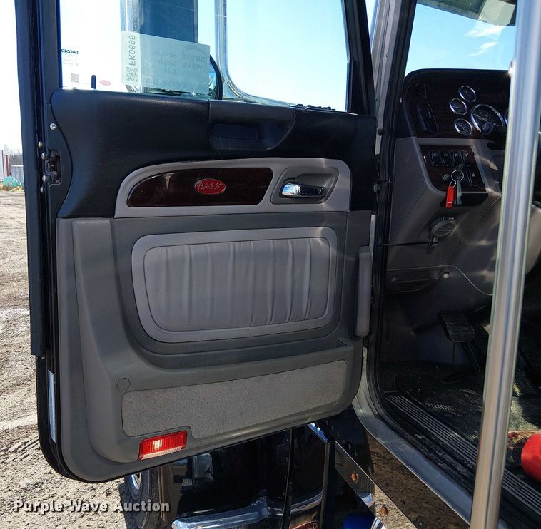 image for item FK0695 2022 Peterbilt 389  semi truck