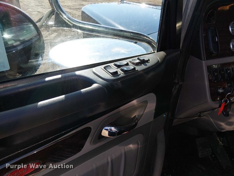 image for item FK0695 2022 Peterbilt 389  semi truck