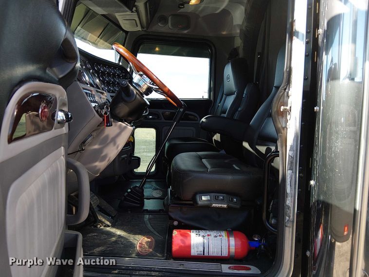 image for item FK0695 2022 Peterbilt 389  semi truck