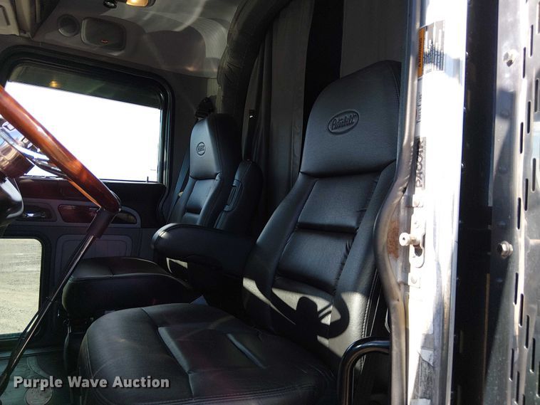 image for item FK0695 2022 Peterbilt 389  semi truck