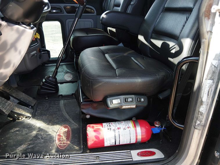 image for item FK0695 2022 Peterbilt 389  semi truck