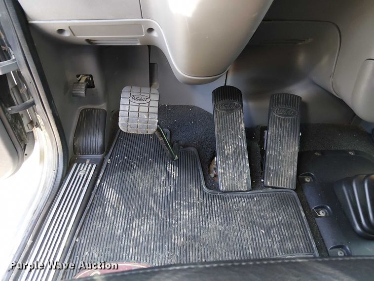 image for item FK0695 2022 Peterbilt 389  semi truck