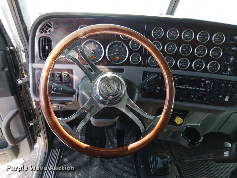 image for item FK0695 2022 Peterbilt 389  semi truck