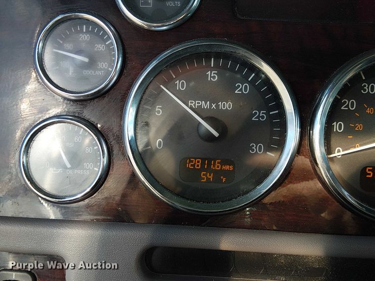 image for item FK0695 2022 Peterbilt 389  semi truck