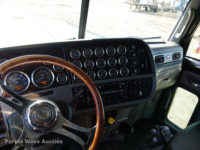 image for item FK0695 2022 Peterbilt 389  semi truck