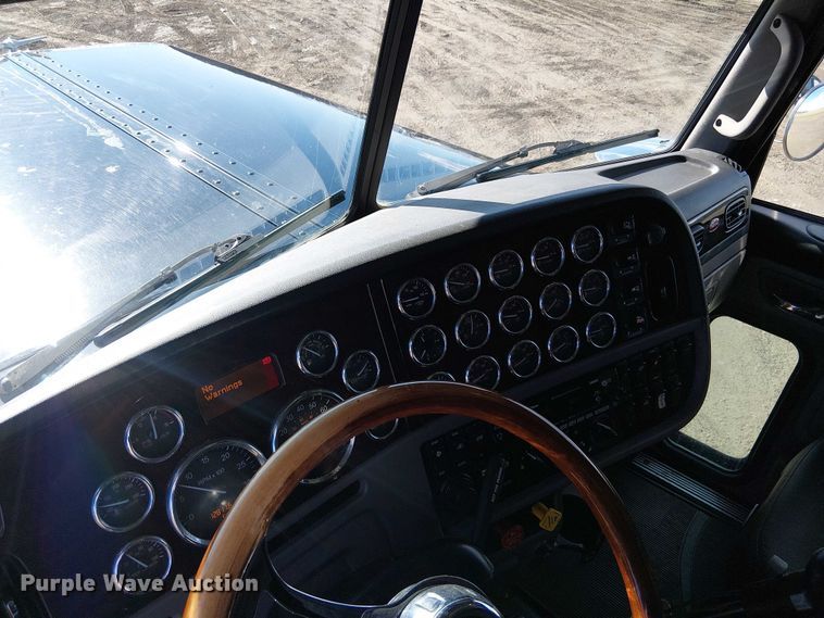 image for item FK0695 2022 Peterbilt 389  semi truck