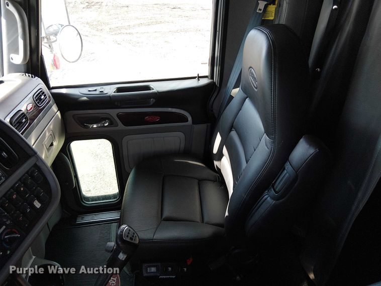 image for item FK0695 2022 Peterbilt 389  semi truck