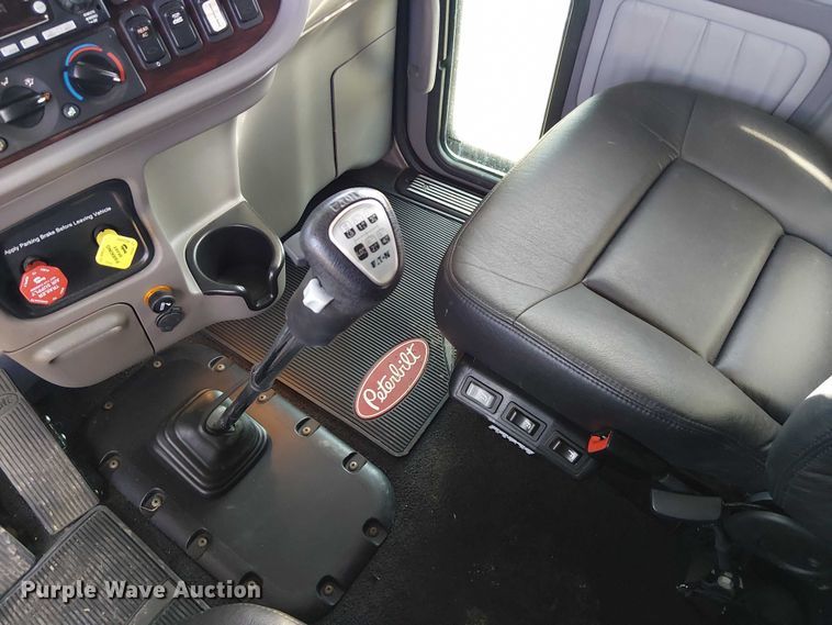 image for item FK0695 2022 Peterbilt 389  semi truck