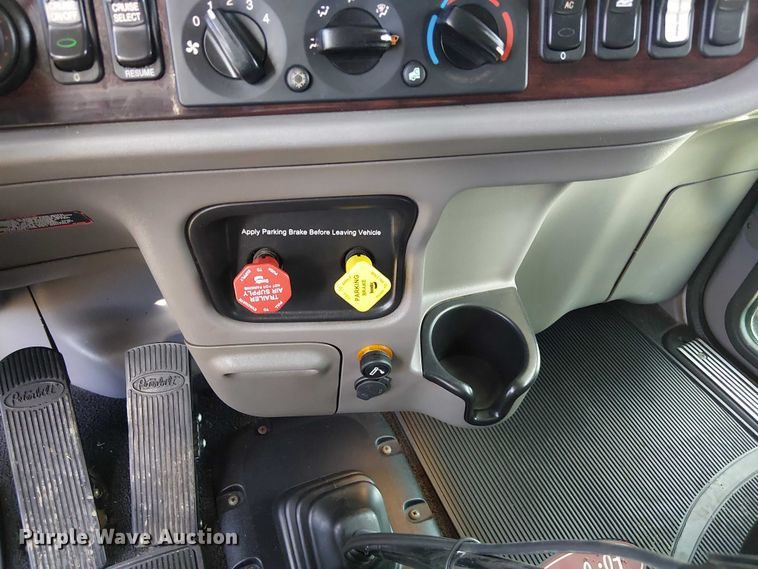 image for item FK0695 2022 Peterbilt 389  semi truck