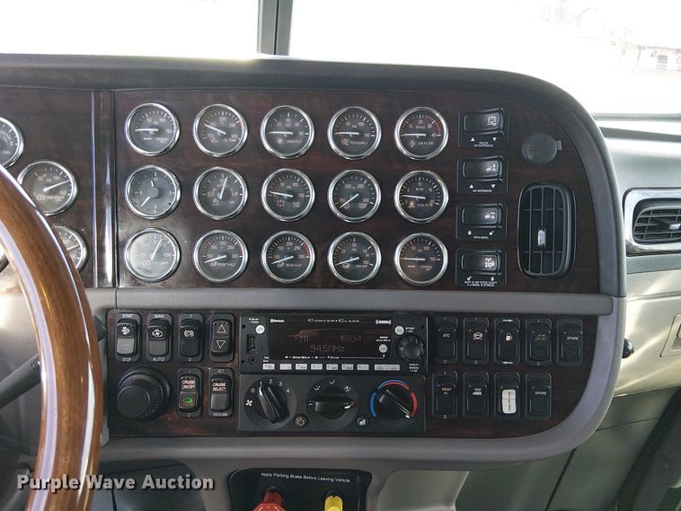 image for item FK0695 2022 Peterbilt 389  semi truck