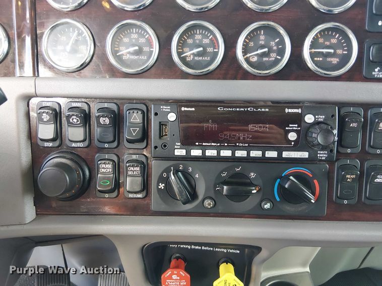 image for item FK0695 2022 Peterbilt 389  semi truck