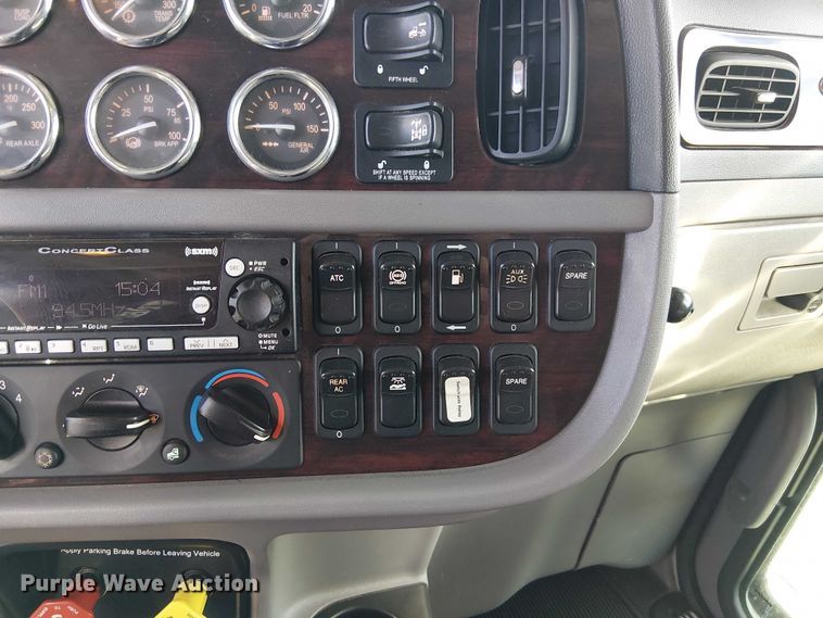 image for item FK0695 2022 Peterbilt 389  semi truck