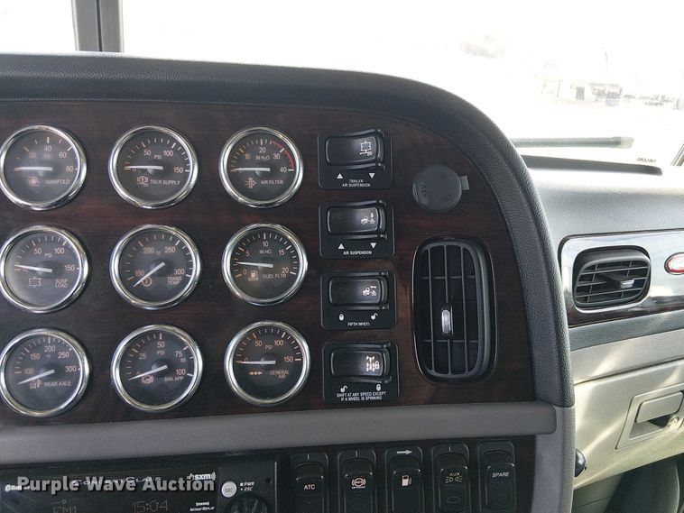 image for item FK0695 2022 Peterbilt 389  semi truck