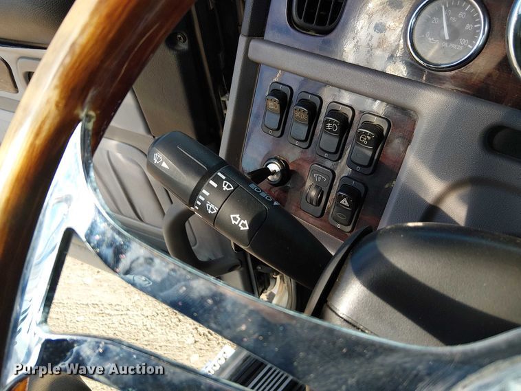 image for item FK0695 2022 Peterbilt 389  semi truck