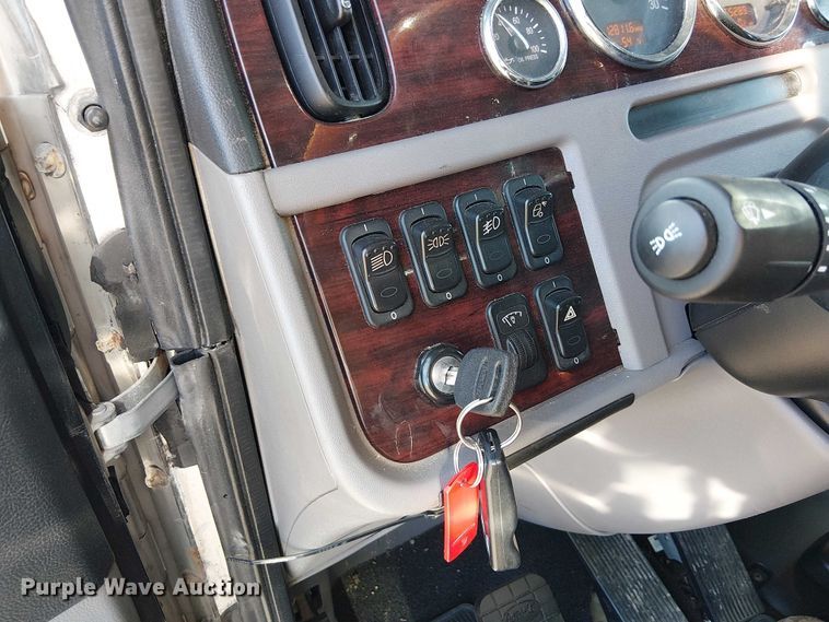 image for item FK0695 2022 Peterbilt 389  semi truck