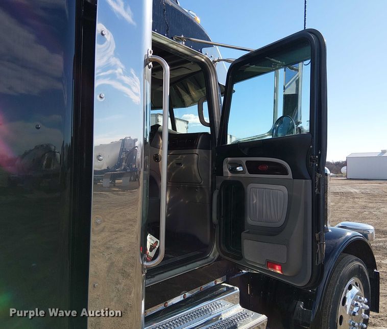 image for item FK0695 2022 Peterbilt 389  semi truck