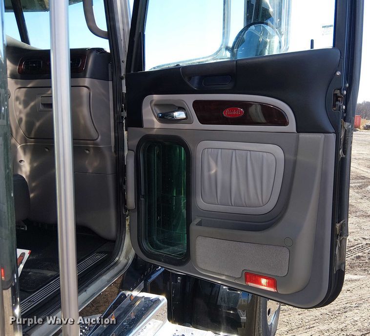 image for item FK0695 2022 Peterbilt 389  semi truck