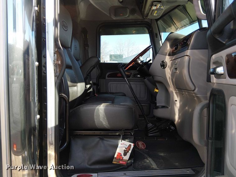 image for item FK0695 2022 Peterbilt 389  semi truck