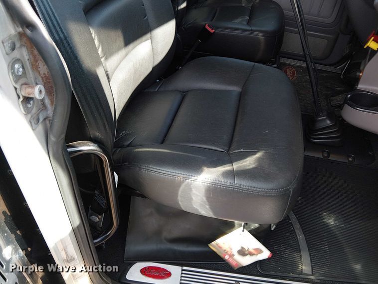 image for item FK0695 2022 Peterbilt 389  semi truck