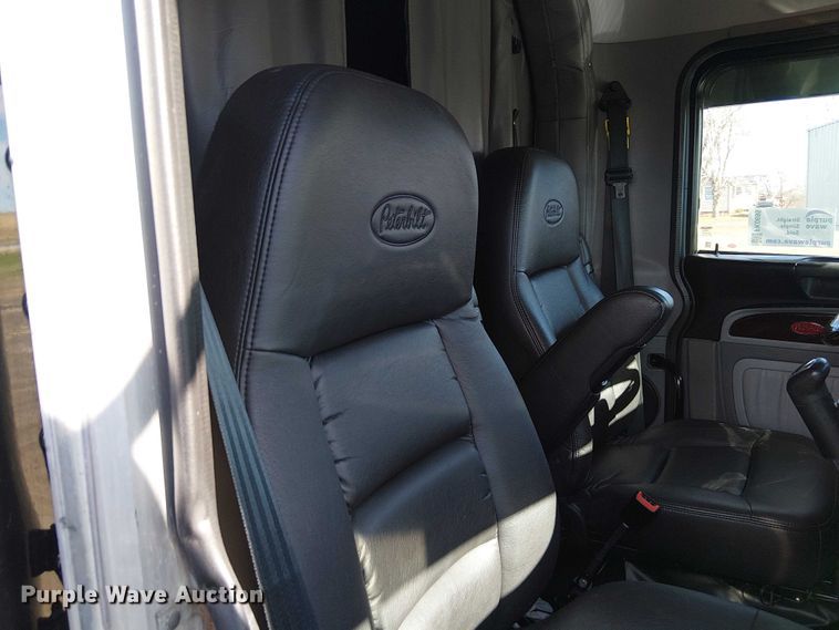 image for item FK0695 2022 Peterbilt 389  semi truck