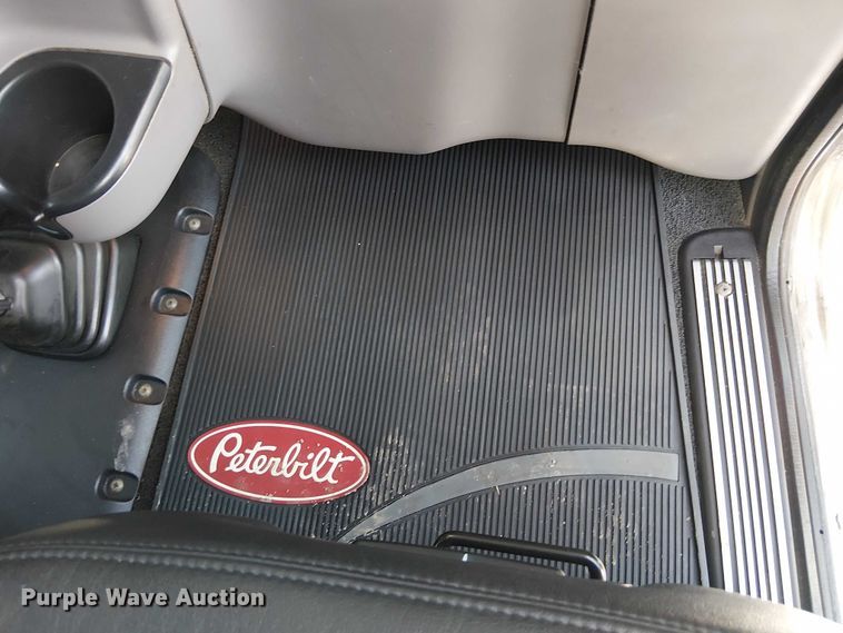 image for item FK0695 2022 Peterbilt 389  semi truck