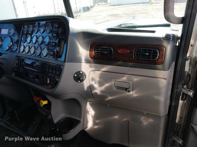 image for item FK0695 2022 Peterbilt 389  semi truck