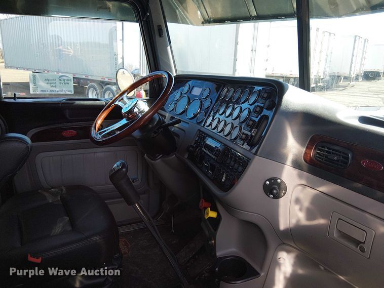 image for item FK0695 2022 Peterbilt 389  semi truck