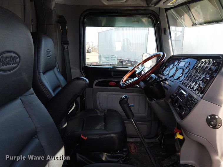 image for item FK0695 2022 Peterbilt 389  semi truck