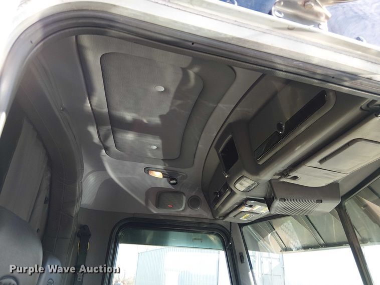 image for item FK0695 2022 Peterbilt 389  semi truck