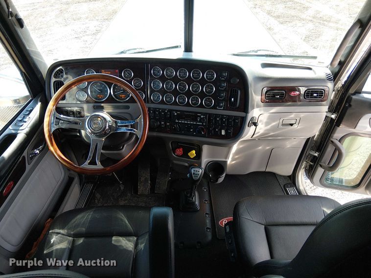 image for item FK0695 2022 Peterbilt 389  semi truck