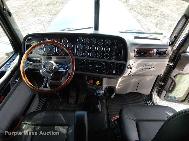 image for item FK0695 2022 Peterbilt 389  semi truck