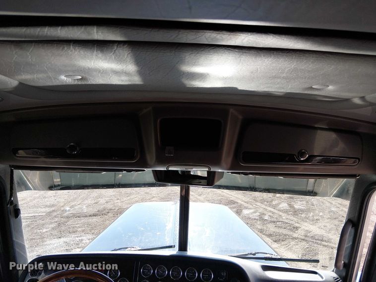 image for item FK0695 2022 Peterbilt 389  semi truck