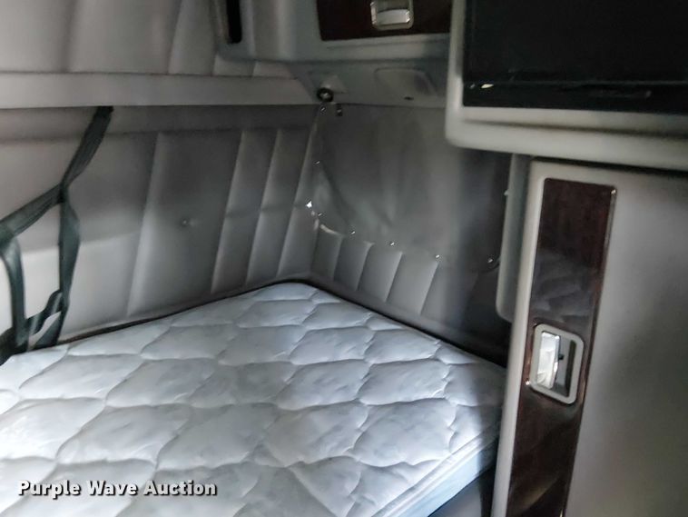 image for item FK0695 2022 Peterbilt 389  semi truck