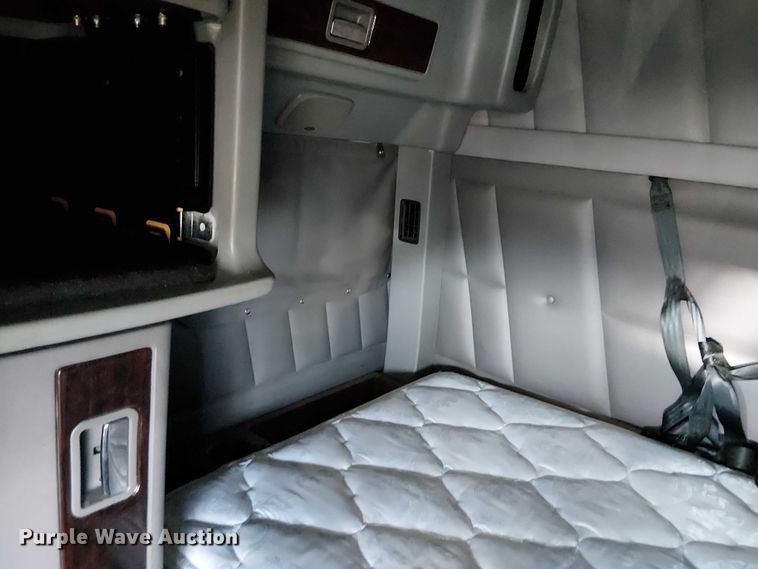 image for item FK0695 2022 Peterbilt 389  semi truck