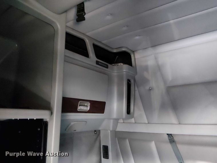 image for item FK0695 2022 Peterbilt 389  semi truck