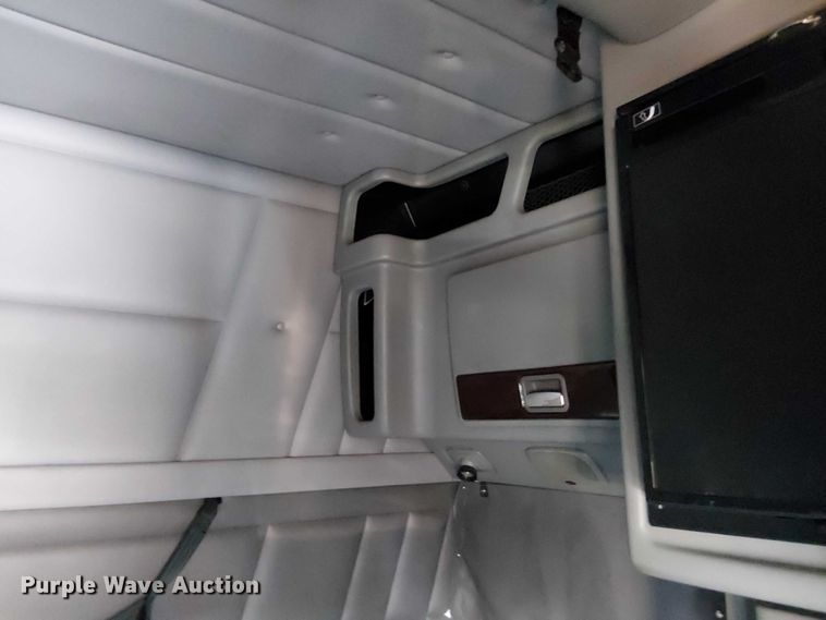 image for item FK0695 2022 Peterbilt 389  semi truck