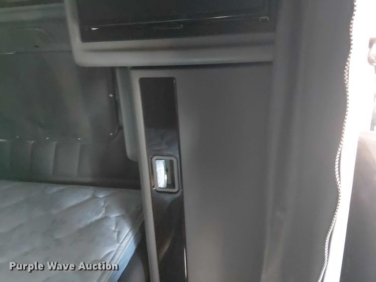 image for item FK0695 2022 Peterbilt 389  semi truck