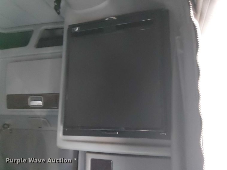 image for item FK0695 2022 Peterbilt 389  semi truck