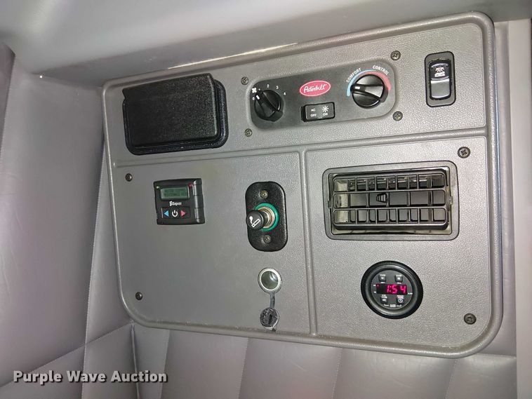 image for item FK0695 2022 Peterbilt 389  semi truck