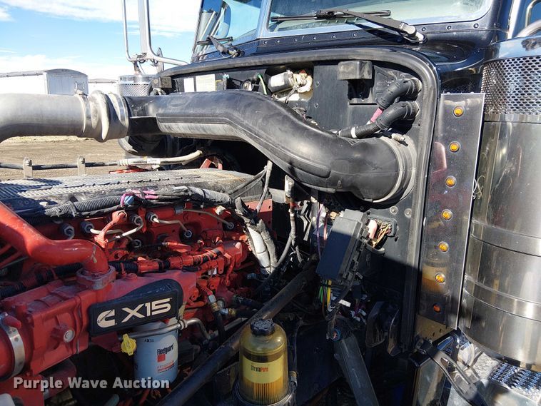 image for item FK0695 2022 Peterbilt 389  semi truck