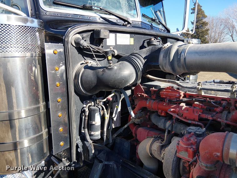 image for item FK0695 2022 Peterbilt 389  semi truck