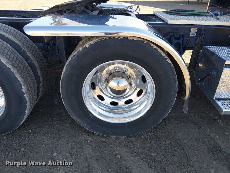 image for item FK0695 2022 Peterbilt 389  semi truck