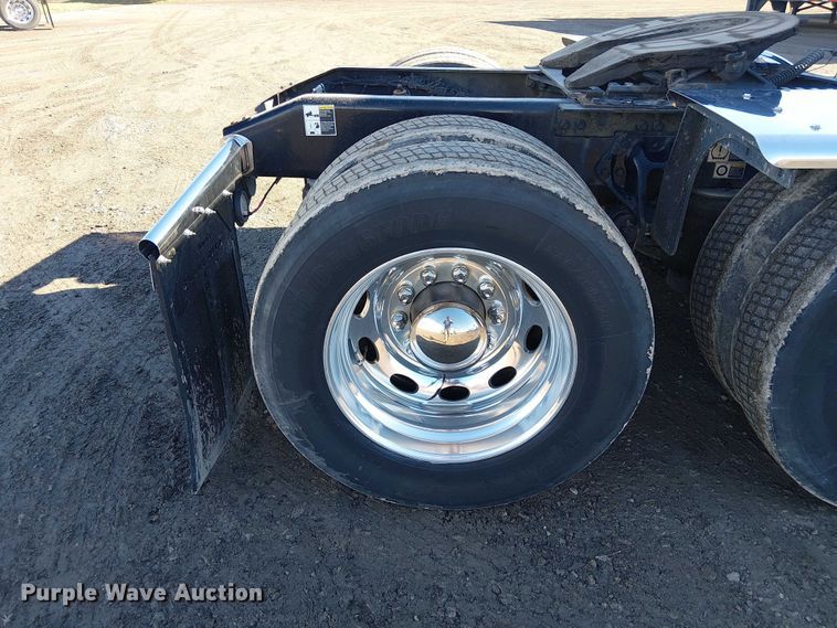 image for item FK0695 2022 Peterbilt 389  semi truck