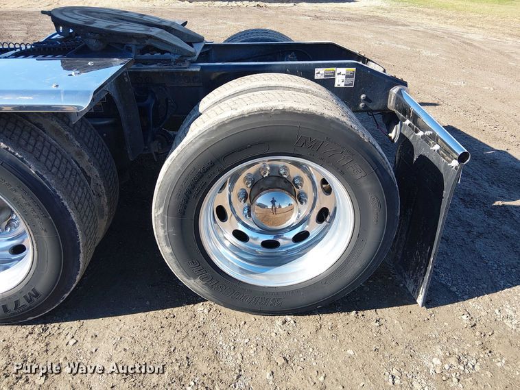 image for item FK0695 2022 Peterbilt 389  semi truck