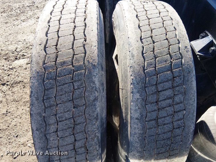 image for item FK0695 2022 Peterbilt 389  semi truck