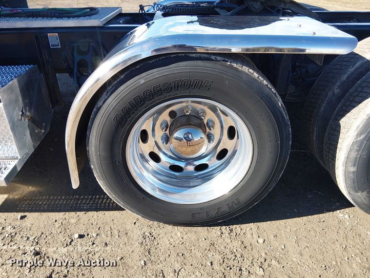 image for item FK0695 2022 Peterbilt 389  semi truck