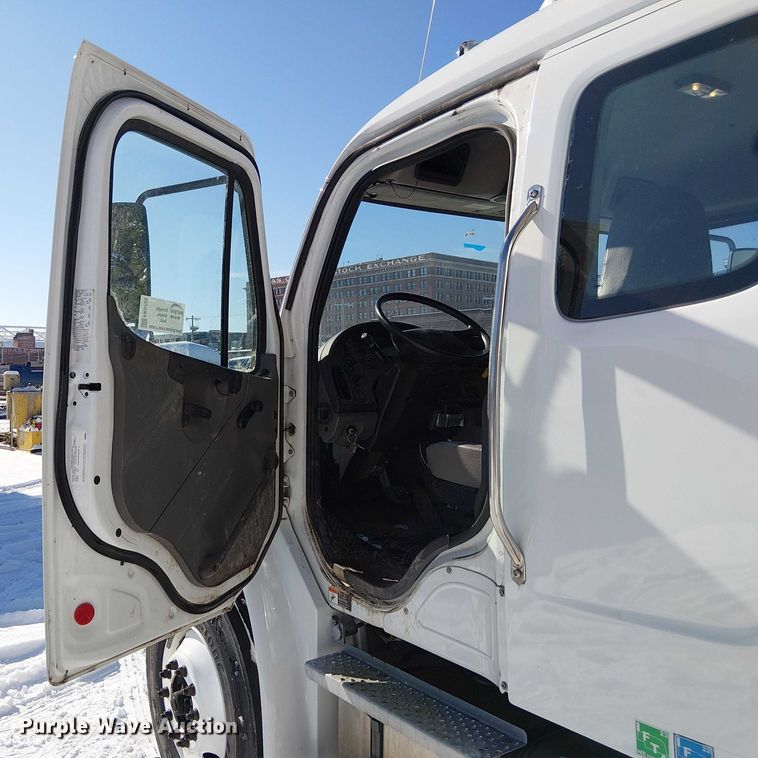 image for item FK0725 2020 Freightliner Business Class M2 Ext. Cab box / flatbed truck