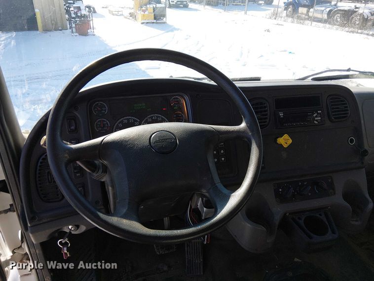 image for item FK0725 2020 Freightliner Business Class M2 Ext. Cab box / flatbed truck